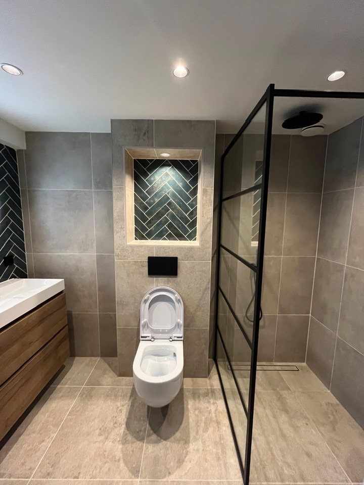 Moderne badkamer met inloopdouche - Doran Timmerbedrijf