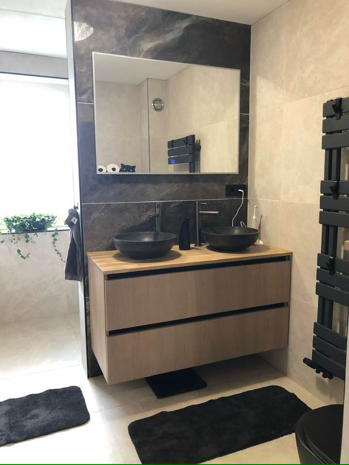 Stijlvolle badkamer met dubbele wastafel - Doran Timmerbedrijf