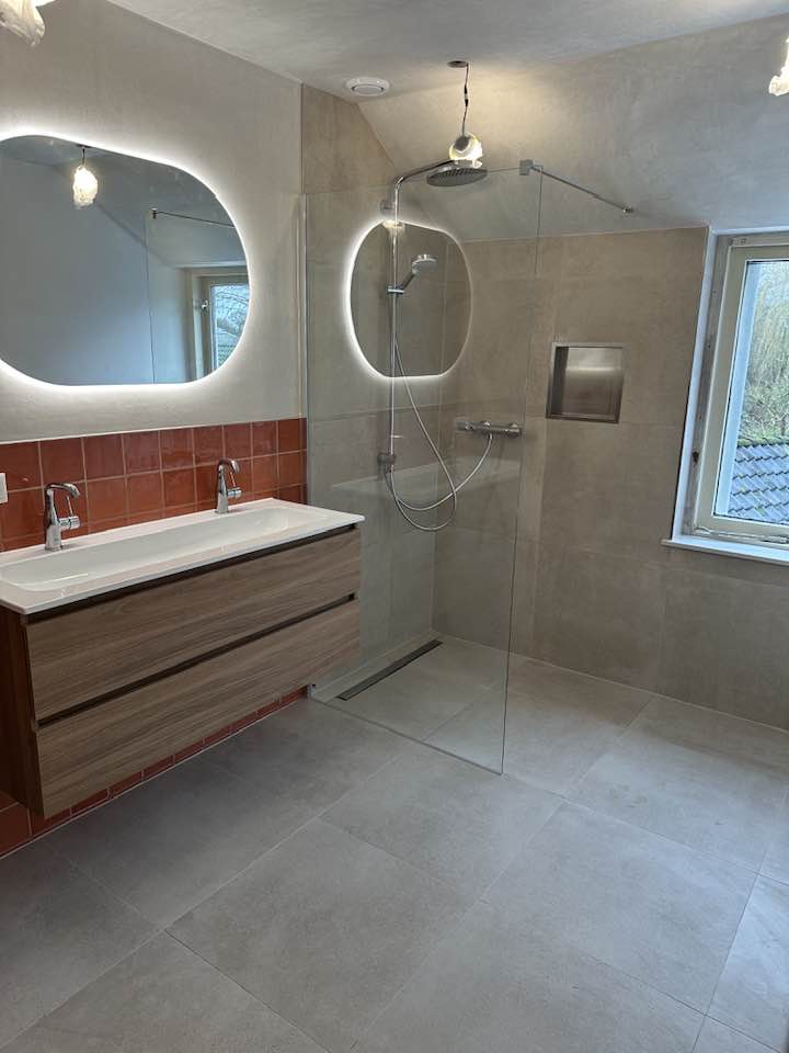 Badkamer met verlichte spiegel - Doran Timmerbedrijf